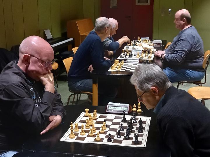 Titelverteidiger Hans-Peter Faißt (links) gewinnt erneut das Seniorenschnellturnier – hier bei seiner Partie gegen Gerald Winkler