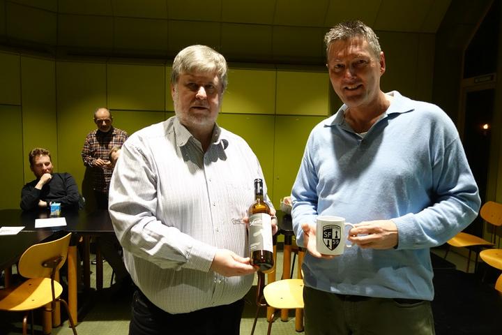 Der erste Vorsitzende der Schachfreunde 59, Armin Winkler (links), bedankt sich bei Alexander Schneider für seine langjährige Tätigkeit als Kassenprüfer